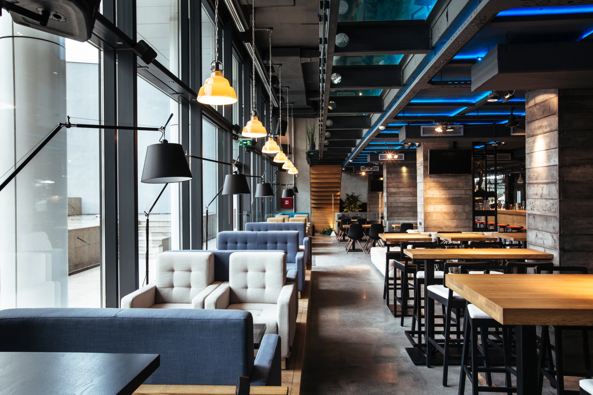 Vue d’un espace intérieur professionnel aménagé par Store Makers Group